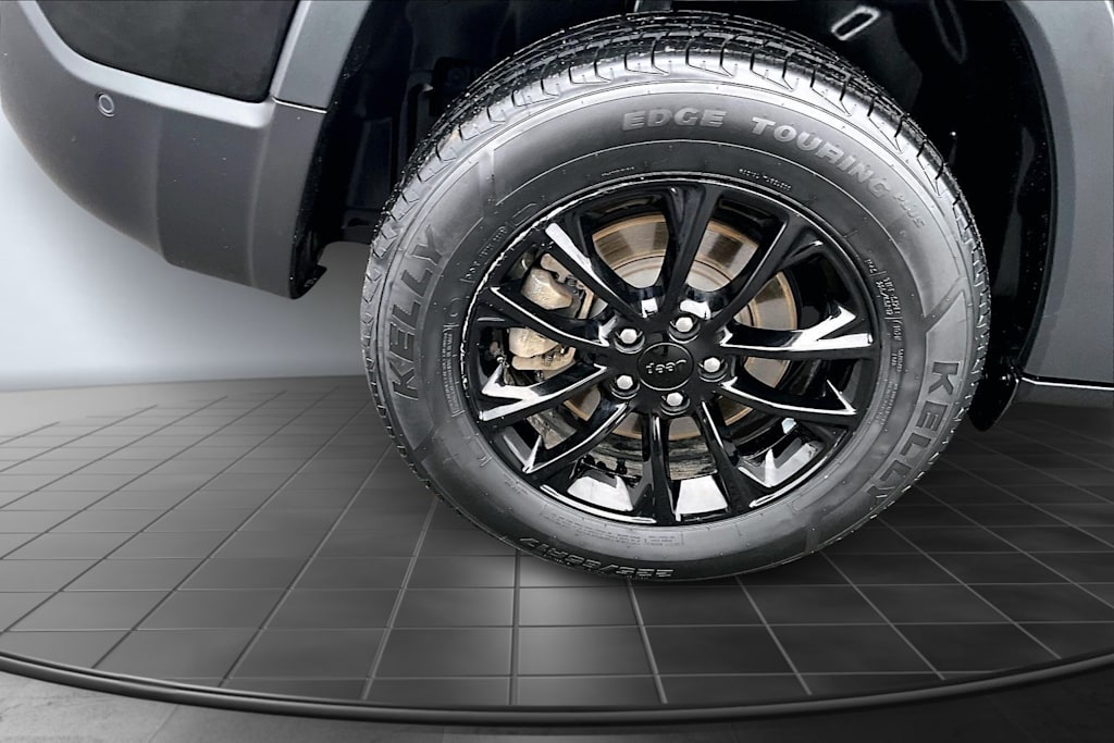 Thumbnail: 2023 Jeep Cherokee - 35