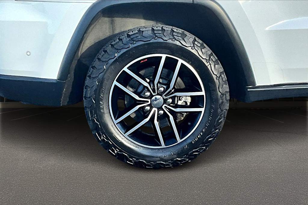 Thumbnail: 2017 Jeep Grand Cherokee - 35