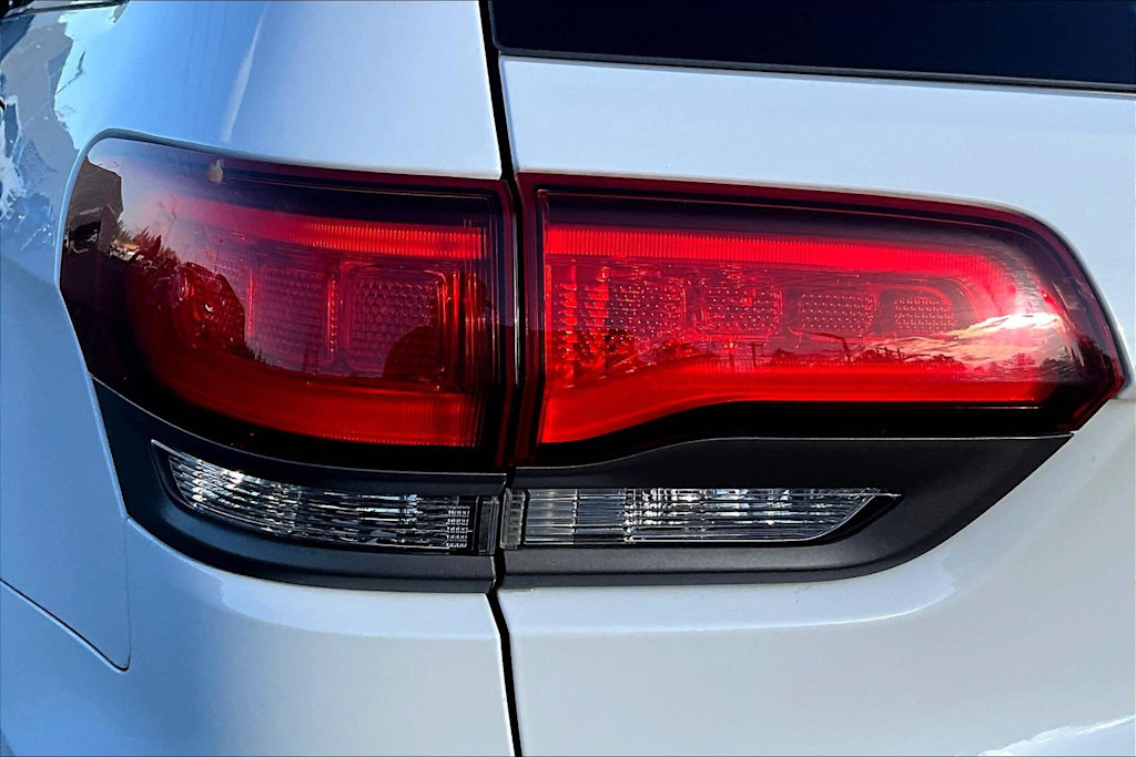 Thumbnail: 2017 Jeep Grand Cherokee - 32