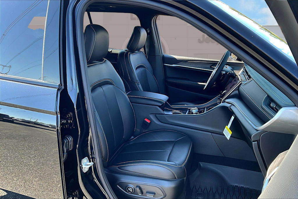 Thumbnail: 2025 Jeep Grand Cherokee - 21