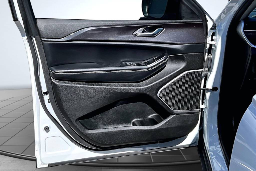 Thumbnail: 2022 Jeep Grand Cherokee L - 28