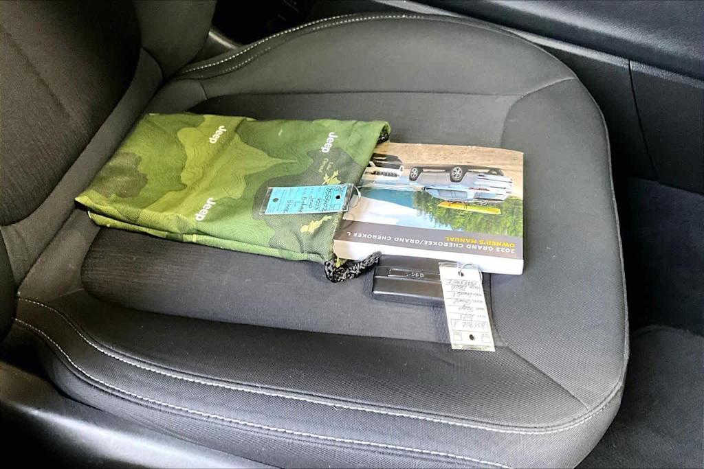 Thumbnail: 2023 Jeep Grand Cherokee L - 18