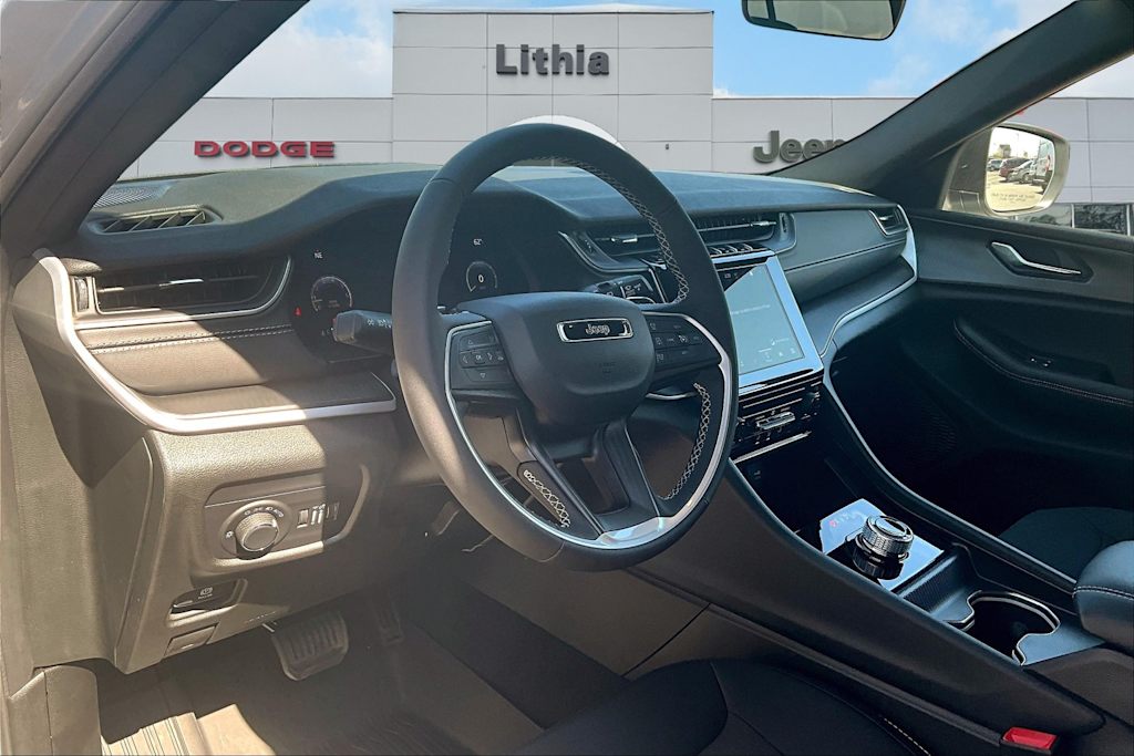 2025 Jeep Grand Cherokee L Laredo 13