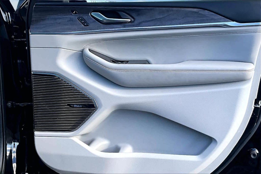 Thumbnail: 2021 Jeep Grand Cherokee L - 28