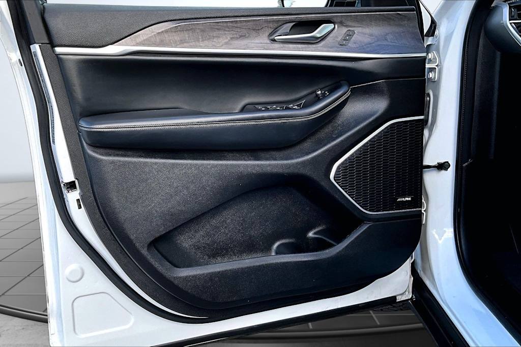 Thumbnail: 2022 Jeep Grand Cherokee - 28