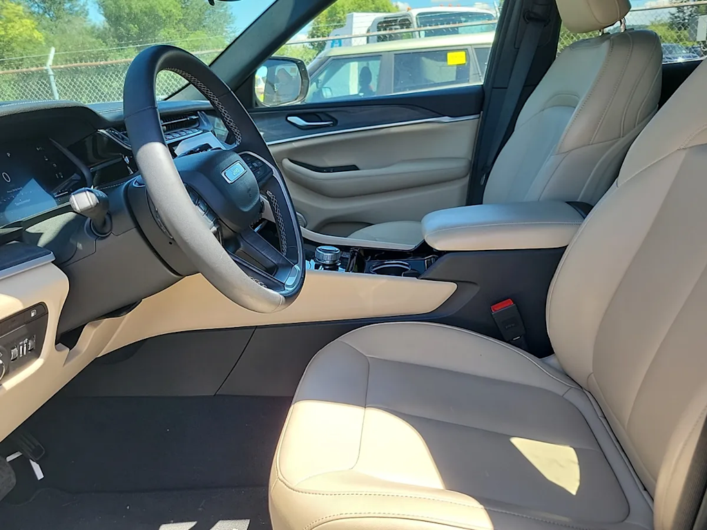 Thumbnail: 2023 Jeep Grand Cherokee - 4