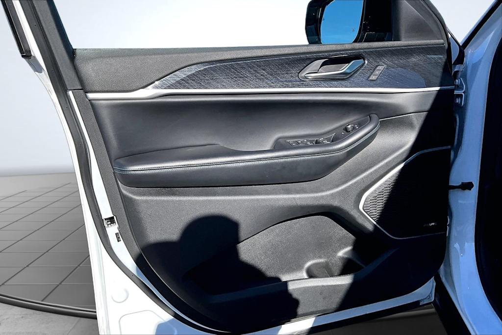 Thumbnail: 2022 Jeep Grand Cherokee - 28