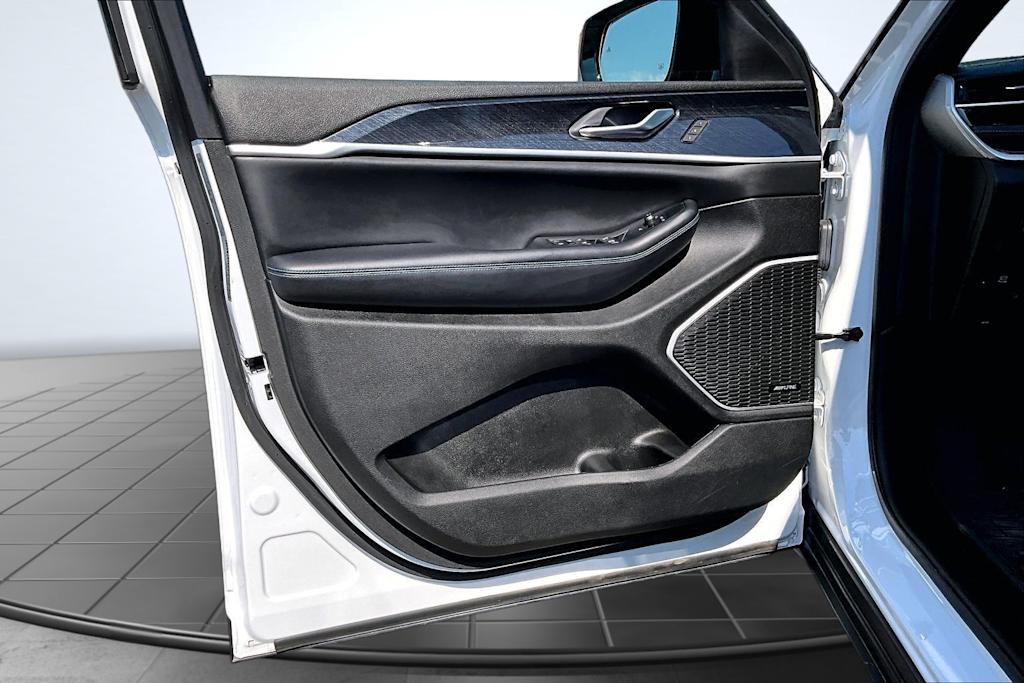Thumbnail: 2022 Jeep Grand Cherokee - 28