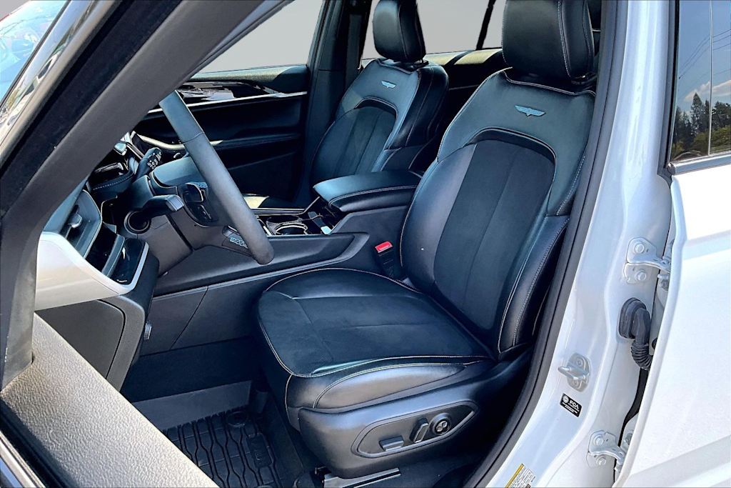 Thumbnail: 2022 Jeep Grand Cherokee - 11
