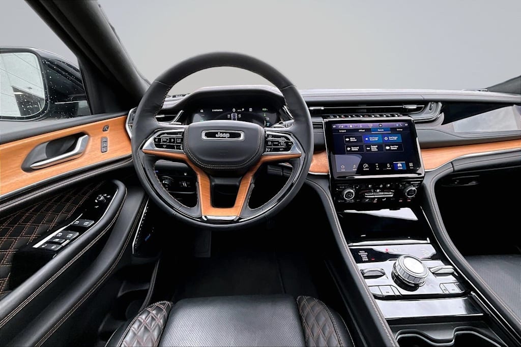 Thumbnail: 2023 Jeep Grand Cherokee - 14