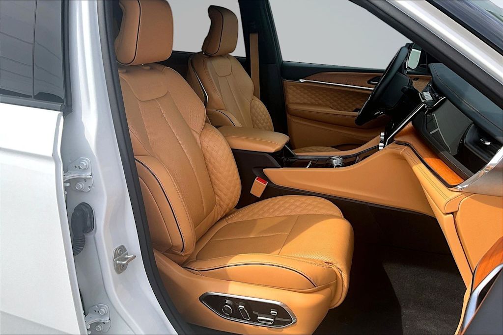 Thumbnail: 2023 Jeep Grand Cherokee - 12