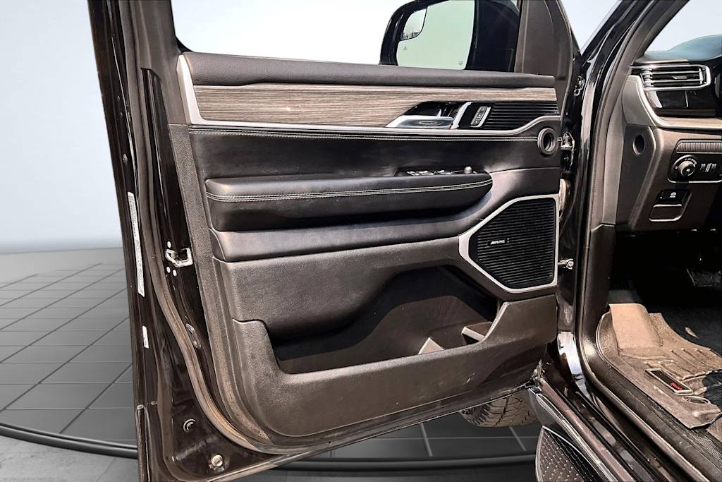 Thumbnail: 2022 Jeep Wagoneer - 28