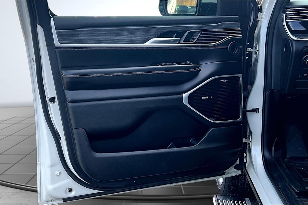 Thumbnail: 2022 Jeep Wagoneer - 28