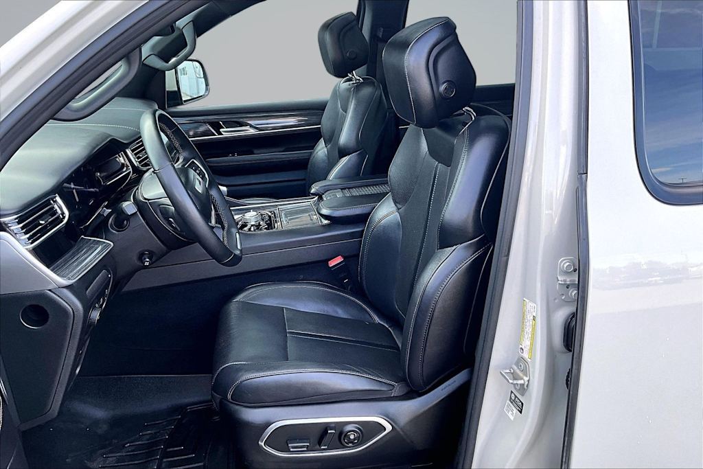 Thumbnail: 2022 Jeep Wagoneer - 11