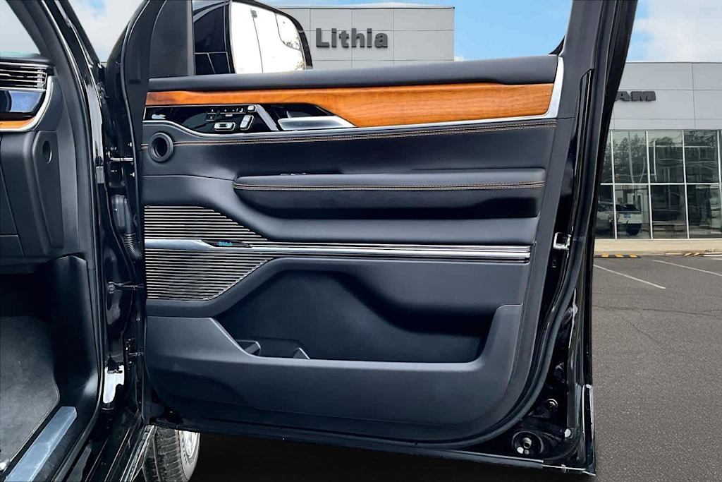 Thumbnail: 2023 Jeep Grand Wagoneer - 29