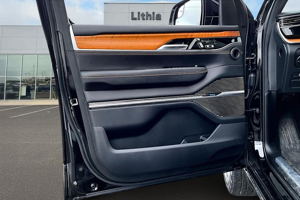 Thumbnail: 2023 Jeep Grand Wagoneer - 28