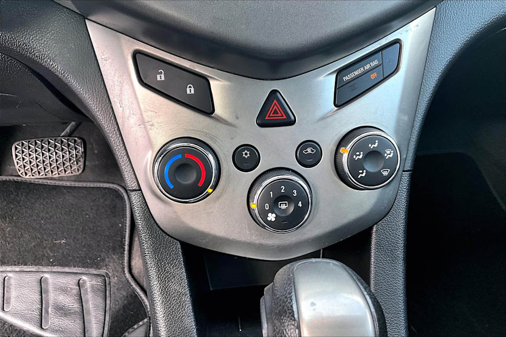 2016 Chevrolet Sonic LT 34