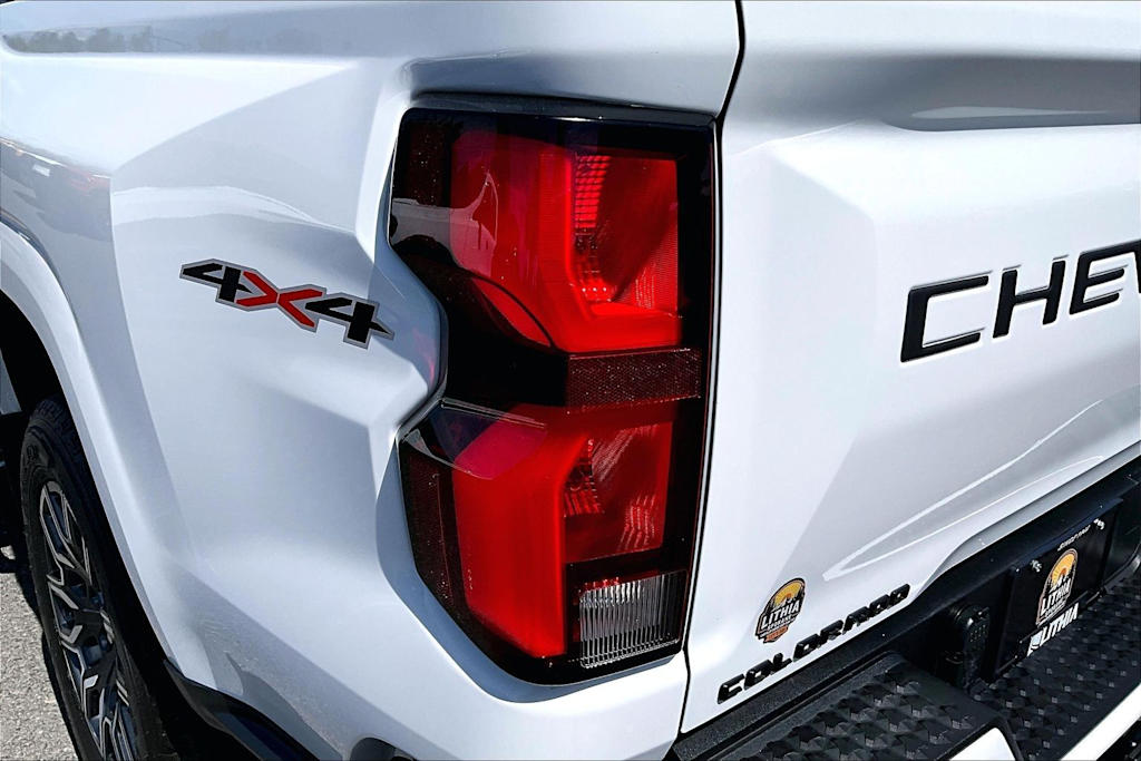 Thumbnail: 2023 Chevrolet Colorado - 32