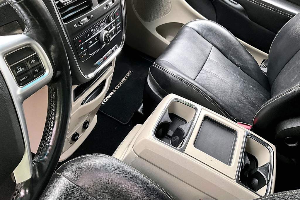 Thumbnail: 2012 Chrysler Town & Country - 15