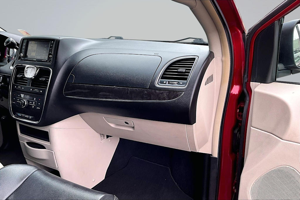 Thumbnail: 2012 Chrysler Town & Country - 24