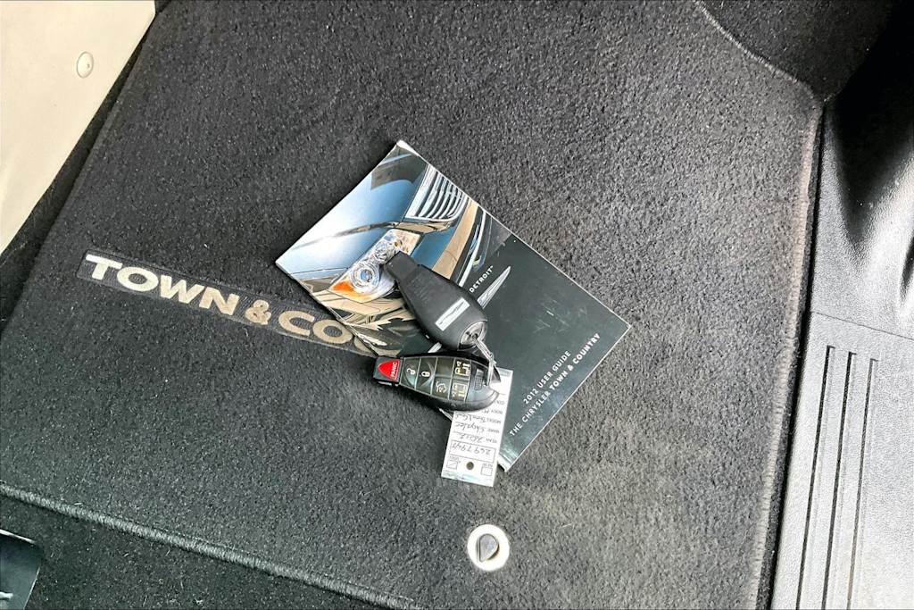 Thumbnail: 2012 Chrysler Town & Country - 18