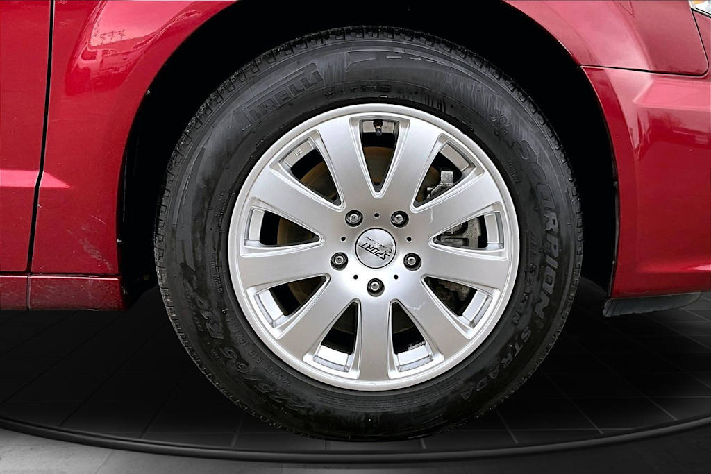 Thumbnail: 2012 Chrysler Town & Country - 34