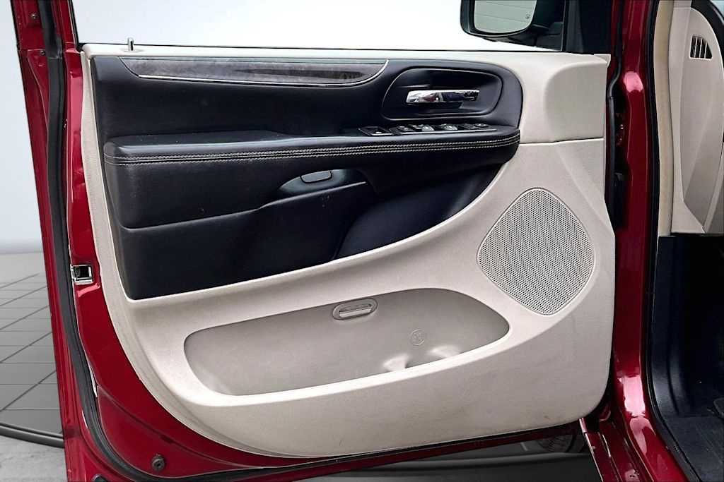 Thumbnail: 2012 Chrysler Town & Country - 28