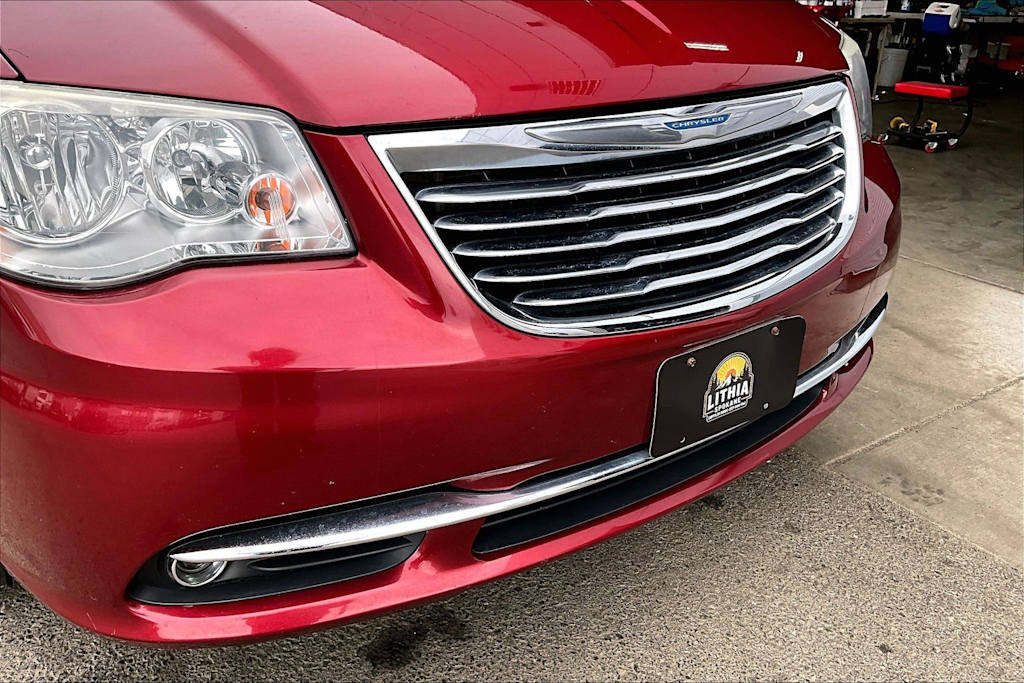 Thumbnail: 2012 Chrysler Town & Country - 33