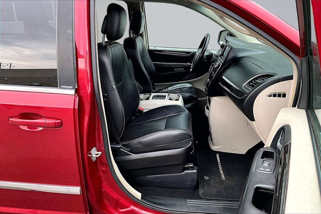 Thumbnail: 2012 Chrysler Town & Country - 11