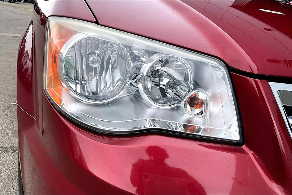 Thumbnail: 2012 Chrysler Town & Country - 31