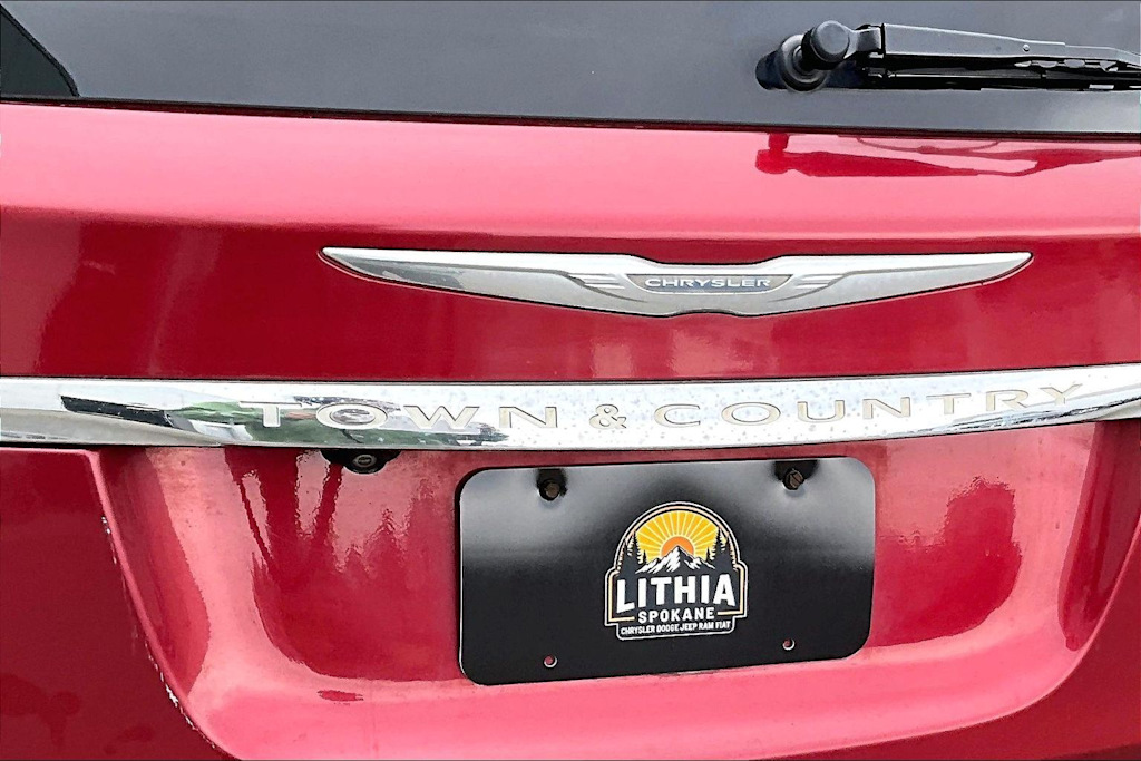 Thumbnail: 2012 Chrysler Town & Country - 20