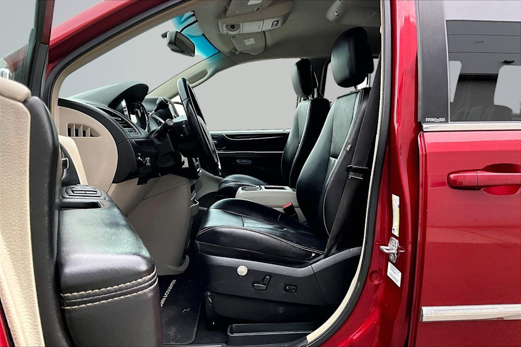 Thumbnail: 2012 Chrysler Town & Country - 10