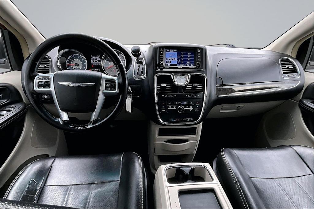 Thumbnail: 2012 Chrysler Town & Country - 9