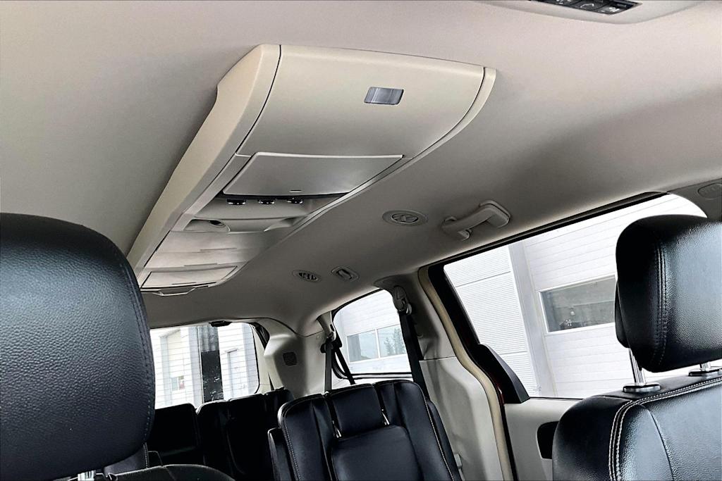 Thumbnail: 2012 Chrysler Town & Country - 30