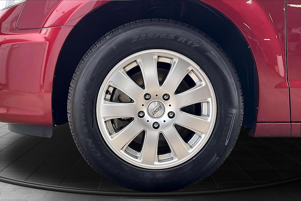Thumbnail: 2012 Chrysler Town & Country - 7