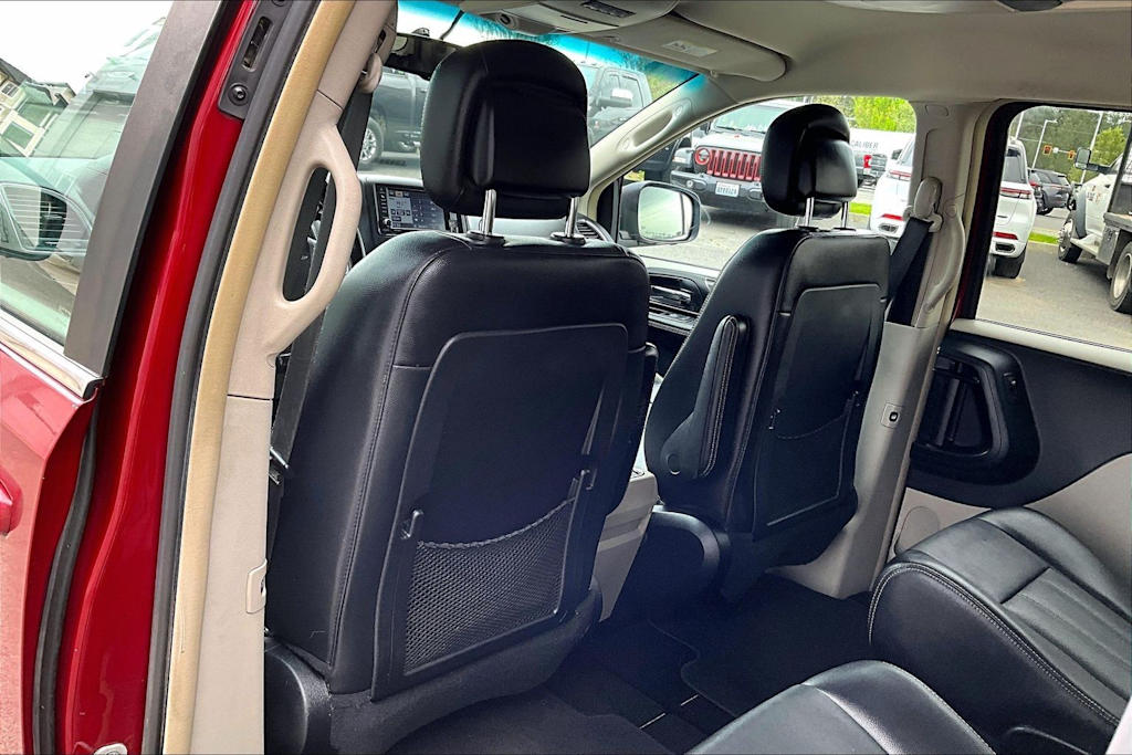 Thumbnail: 2012 Chrysler Town & Country - 12