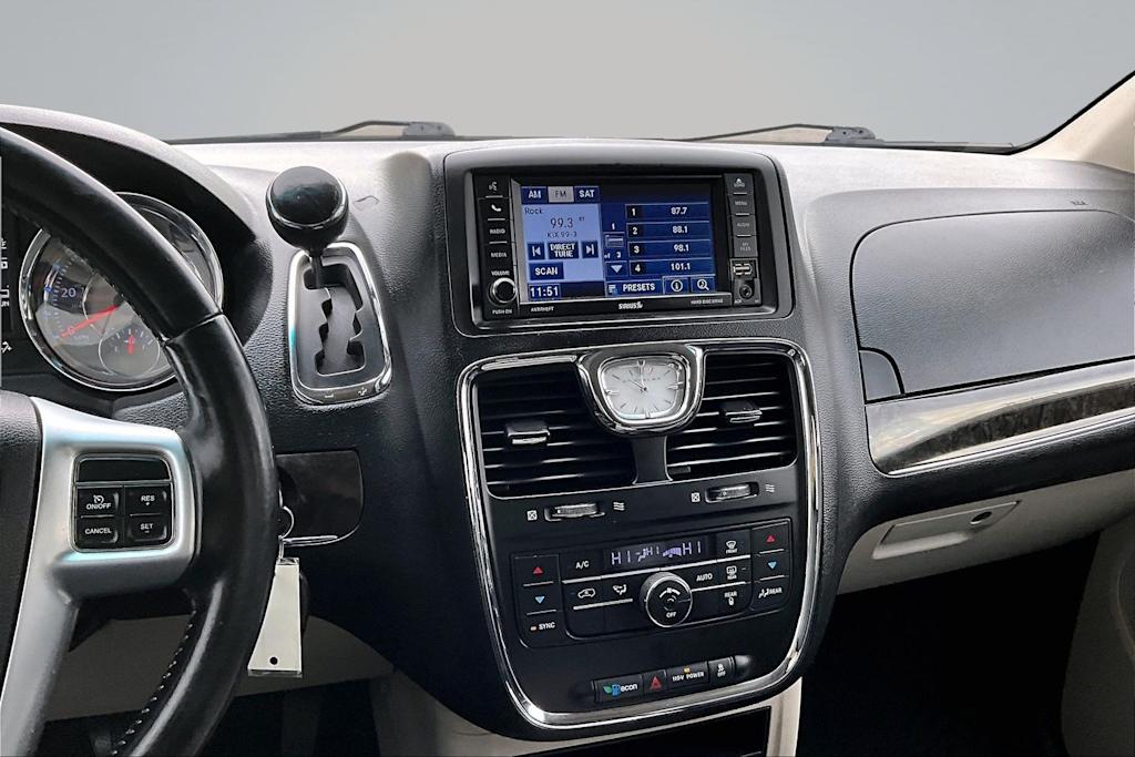 Thumbnail: 2012 Chrysler Town & Country - 14