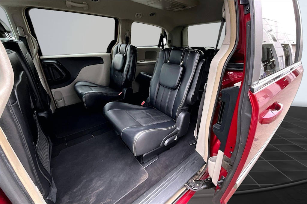 Thumbnail: 2012 Chrysler Town & Country - 21