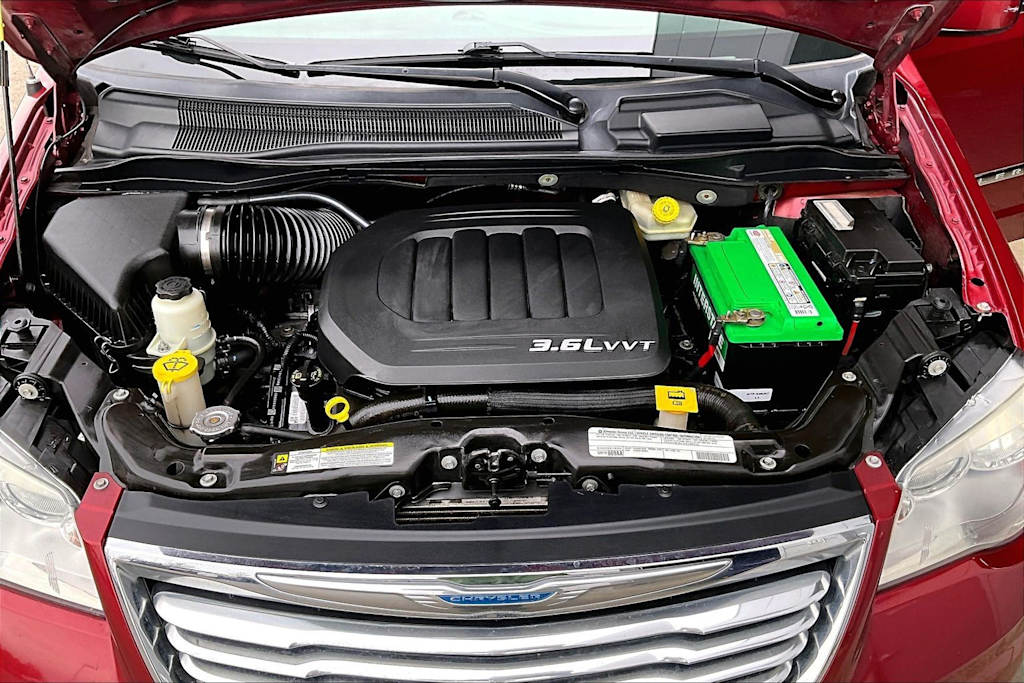 Thumbnail: 2012 Chrysler Town & Country - 8