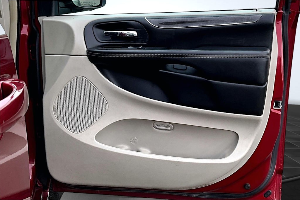 Thumbnail: 2012 Chrysler Town & Country - 29