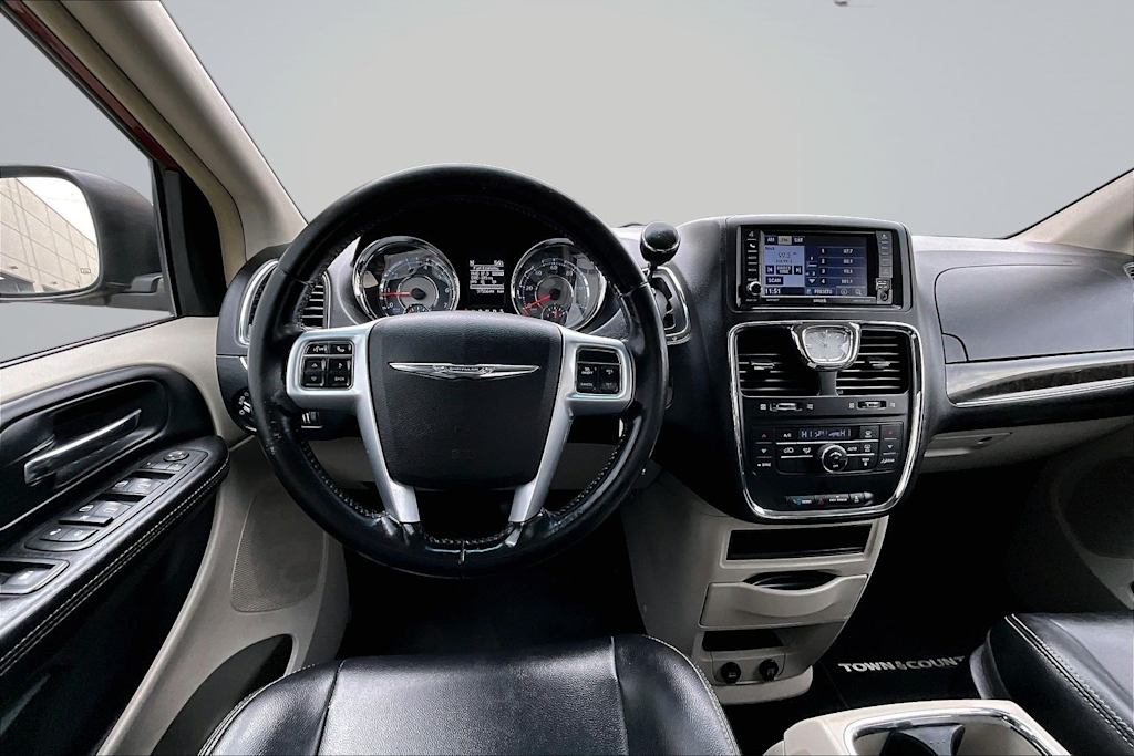 Thumbnail: 2012 Chrysler Town & Country - 13