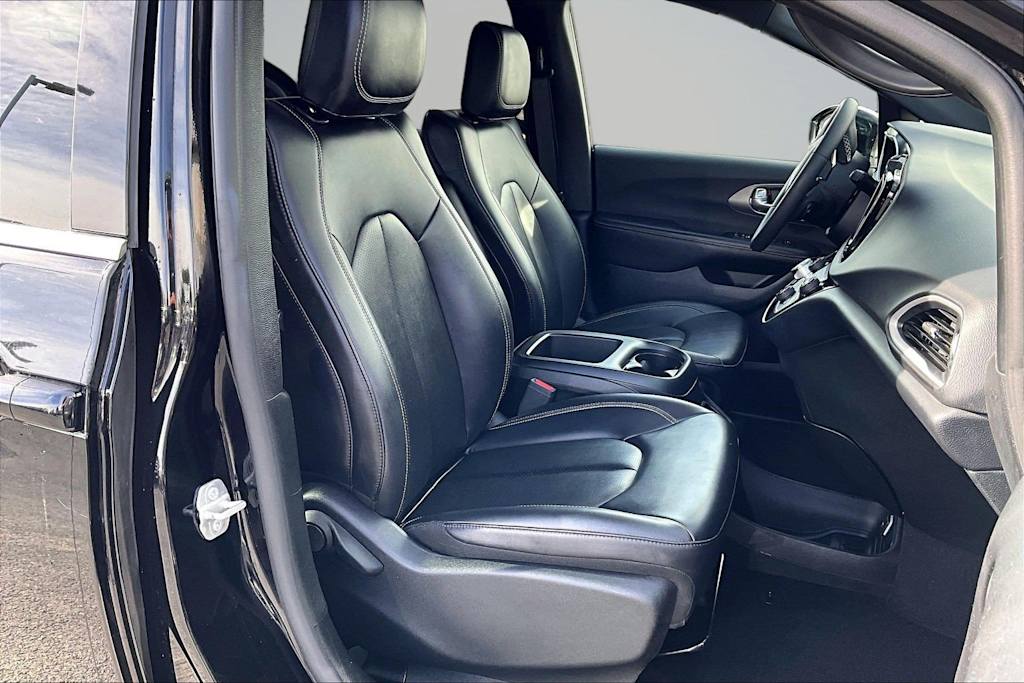 Thumbnail: 2025 Chrysler Pacifica - 12