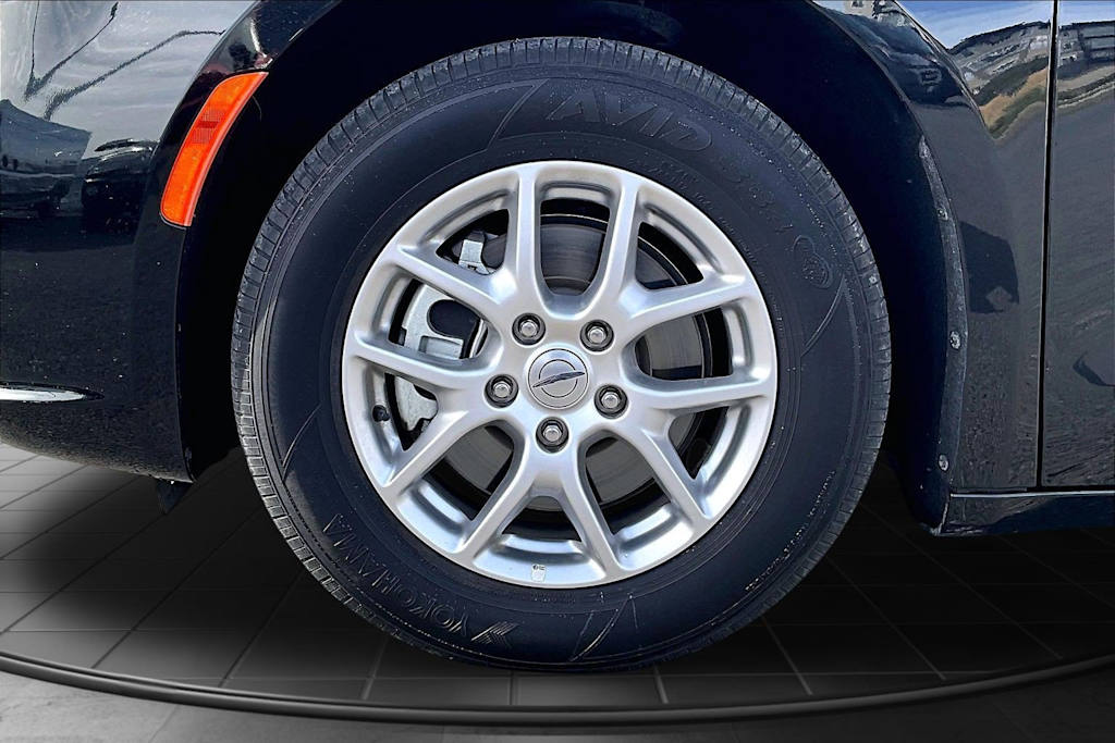 Thumbnail: 2025 Chrysler Pacifica - 8