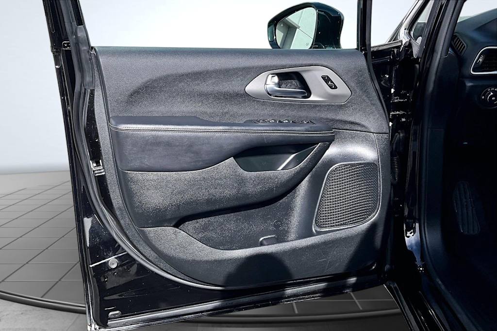 Thumbnail: 2025 Chrysler Pacifica - 28