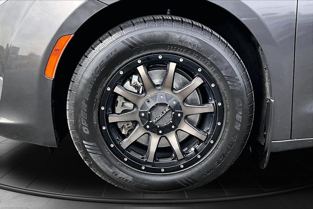 Thumbnail: 2017 Chrysler Pacifica - 8