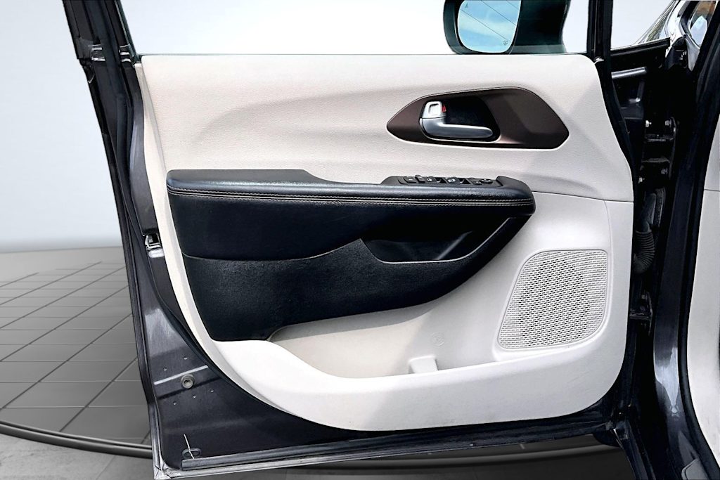 Thumbnail: 2017 Chrysler Pacifica - 28