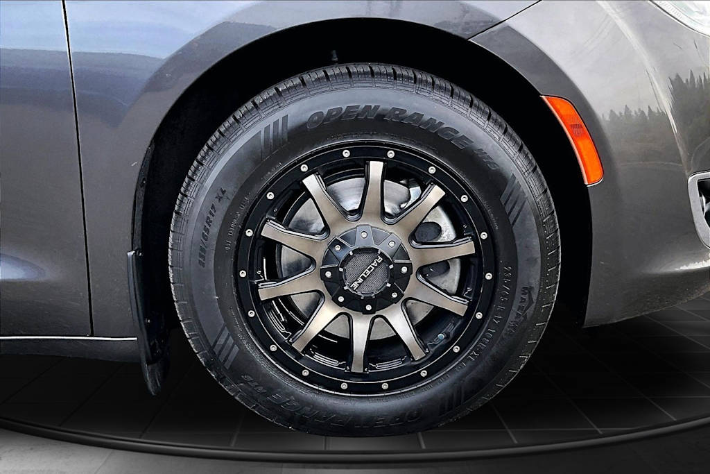 Thumbnail: 2017 Chrysler Pacifica - 34