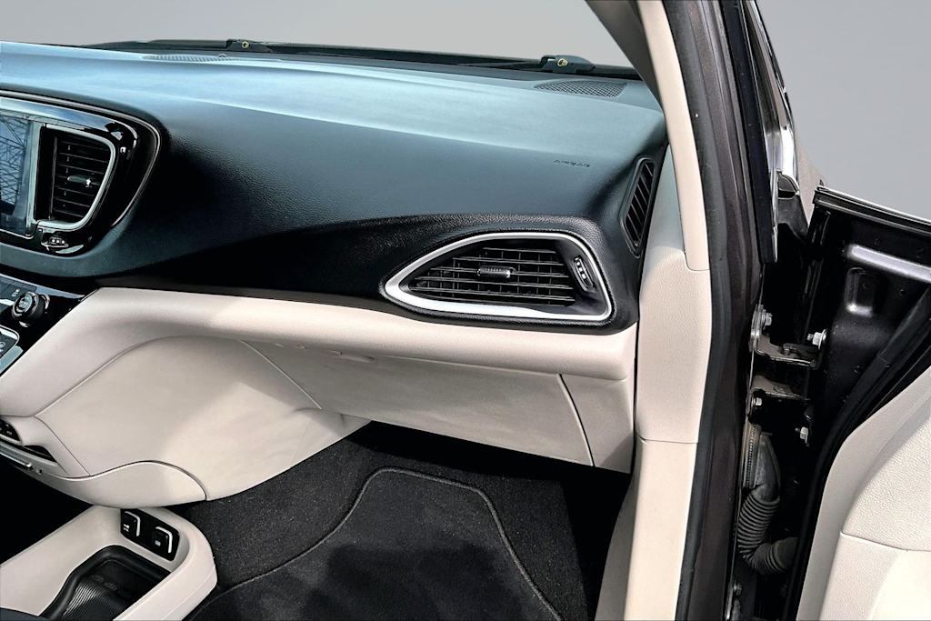 Thumbnail: 2017 Chrysler Pacifica - 24