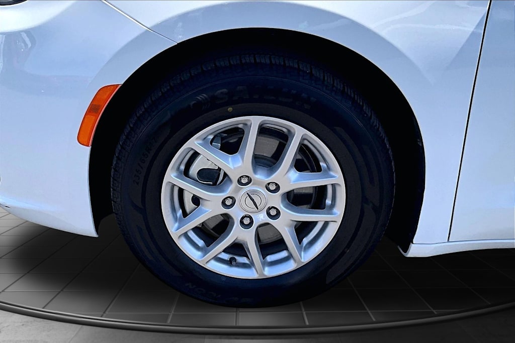 Thumbnail: 2024 Chrysler Pacifica - 8