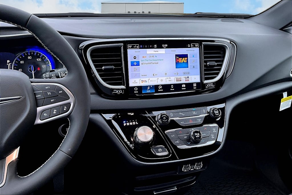 Thumbnail: 2025 Chrysler Voyager - 15